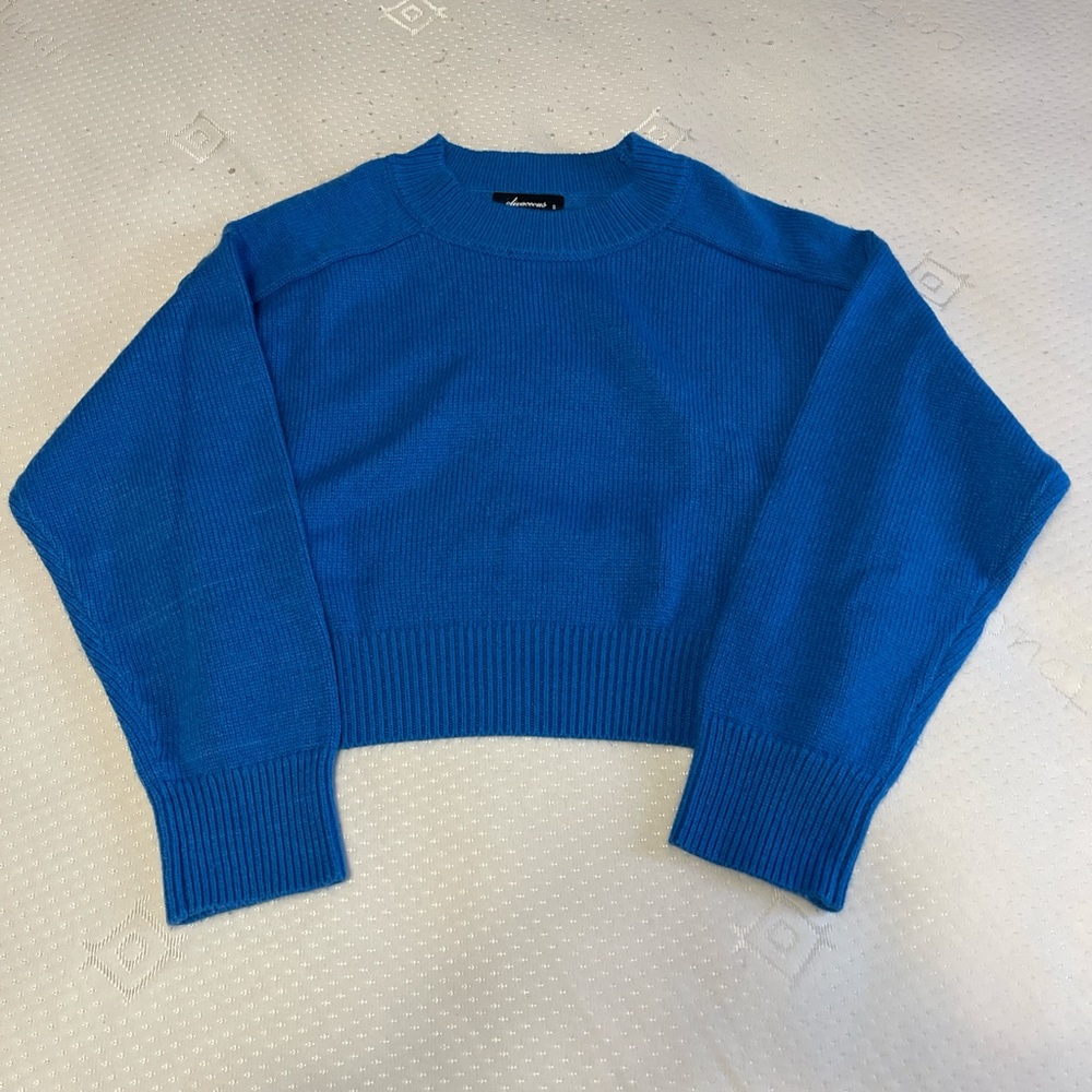 Cropped blue sweater